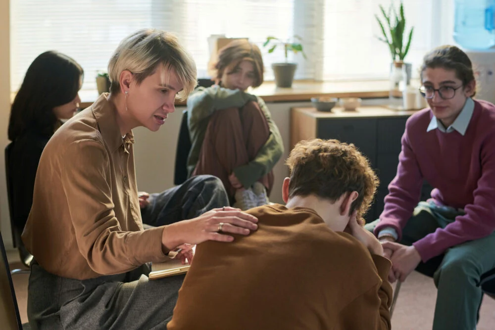 therapist discussing key benefits of therapy in a group session
